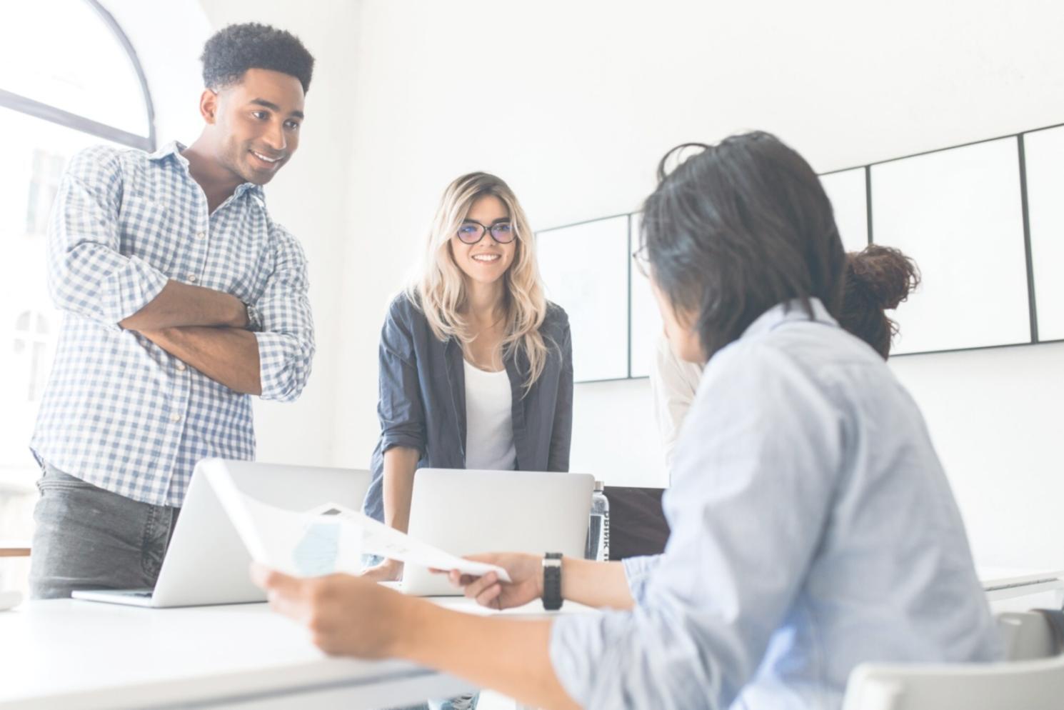 Environnement de travail moderne chez privaxosen avec équipes collaboratives