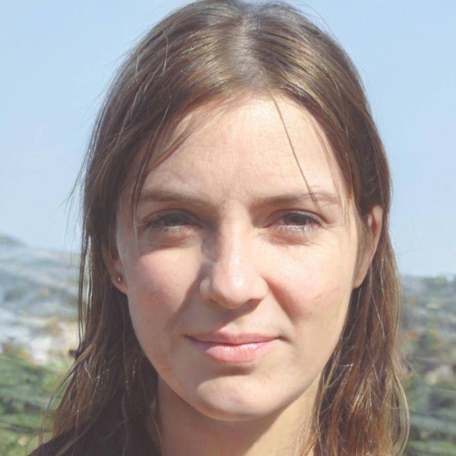 Portrait de Camille Rousseau, Senior Analyst