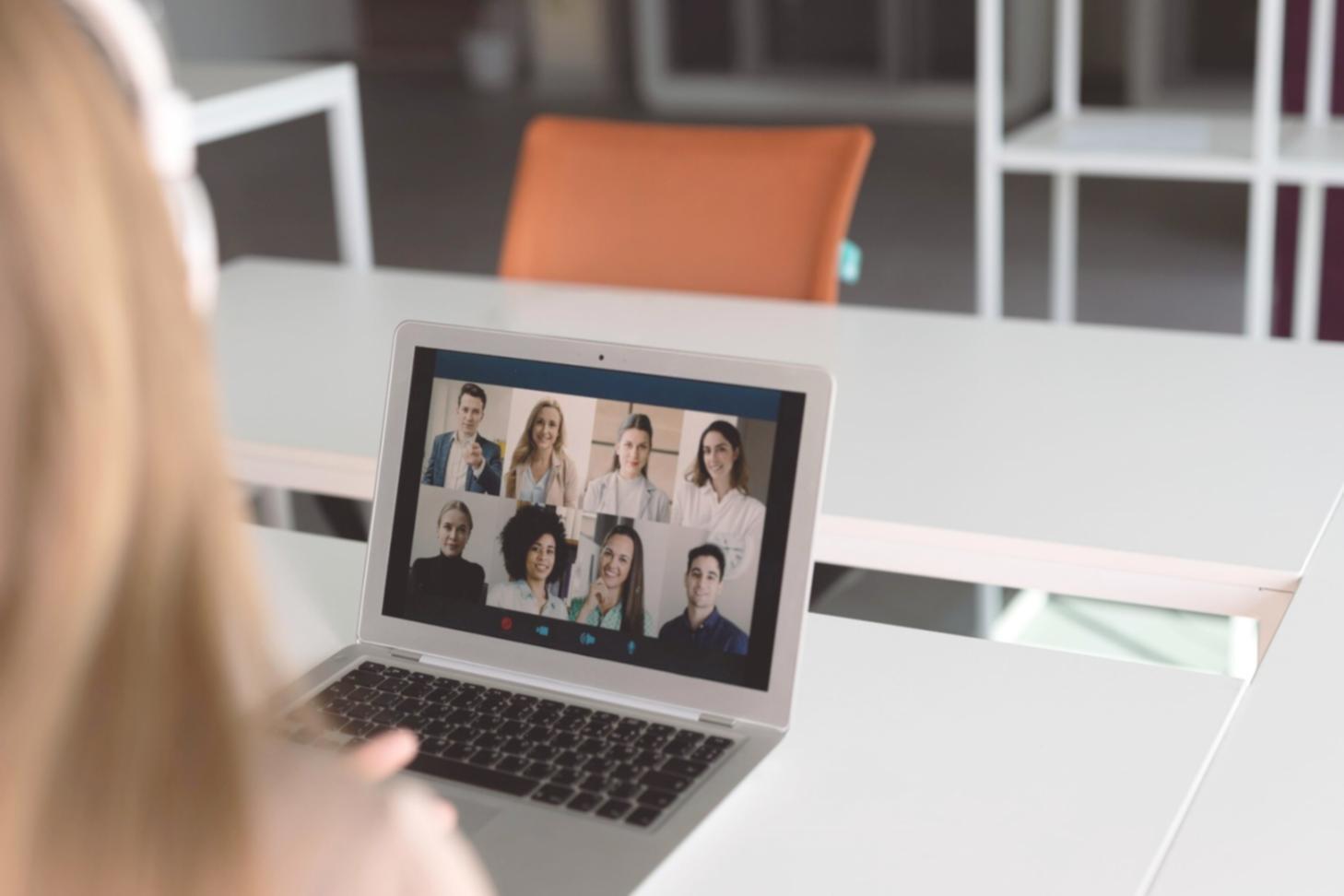 Salle de formation privaxosen avec équipements modernes et espace collaboratif